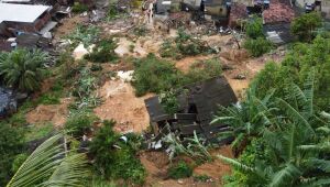Seguem buscas no Jardim Monteverde após deslizamento de barreira; há ao menos um desaparecido