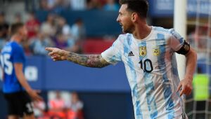 Com cinco gols de Messi, Argentina goleia a Estônia em amistoso