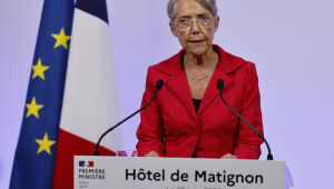 Macron não aceita renúncia da primeira-ministra francesa após fracasso eleitoral