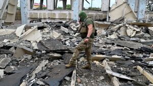 Rússia anuncia ataque a centro de treinamento militar da Ucrânia perto da fronteira polonesa