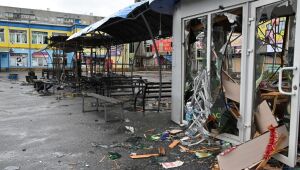 Míssil atinge shopping 'movimentado' na Ucrânia, causando mortos e feridos