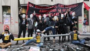 Ativistas climáticos bloqueiam entrada do FMI em Paris