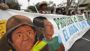 Indígenas peruanos manifestam-se pelo fim dos assassinatos na Amazônia