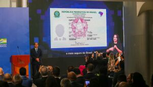 Governo entrega primeiras carteiras de identidade nacional
