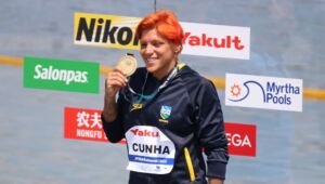 Ana Marcela Cunha é bicampeã dos 5 km em águas abertas no Mundial de Esportes Aquáticos