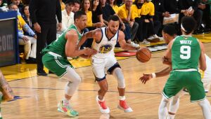 Warriors batem Boston Celtics com show de Curry e empatam finais da NBA 