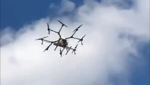 Petistas dizem que drone jogou 'água de esgoto' em público que aguarda encontro de Lula e Kalil