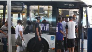 Gasolina mais cara faz pessoas trocarem carro por ônibus, prova estudo