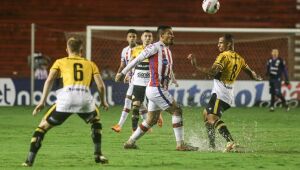 Náutico tem zagueiro expulso, perde pênalti, e fica no 1x1 com o Criciúma