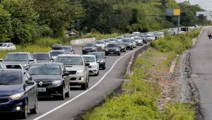 Trechos da BR-232 ficam movimentados na volta do feriadão de São João