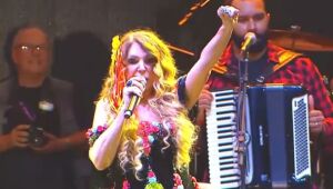 Elba Ramalho reclama de gritos contra Bolsonaro em show: "Isso não é um comício"
