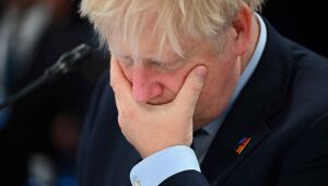 Dois ministros britânicos renunciam em protesto contra primeiro-ministro, salpicado por escândalos