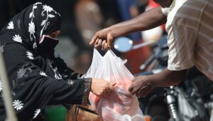 Índia proíbe plásticos de uso único para combater o desperdício