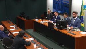 Sessão para ouvir FNDE sobre compra de material escolar com sobrepreço tem tumulto