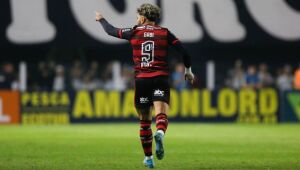 Gabriel decide e Flamengo derrota Santos na Vila Belmiro por 2x1