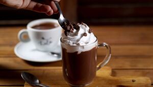 Hoje é o Dia do Chocolate! Para comemorar, que tal uma bebida quente com chantilly?