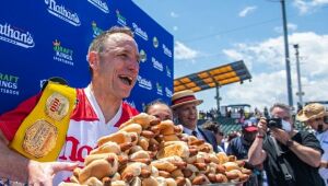 Comedor campeão de hot dog briga com ativistas veganos por uso de salsicha nos EUA