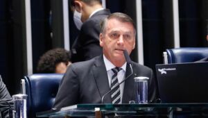 Após ataques de Bolsonaro às urnas, AGU se reúne com presidente do TSE para buscar pacificação