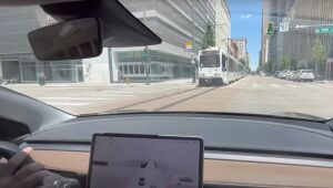 Carro autônomo da Tesla falha e quase bate em VLT, nos Estados Unidos; veja vídeo