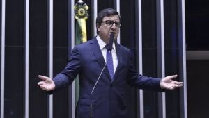 Relator recua, atende a pedido do governo e vai manter texto da PEC Eleitoral sem alterações