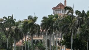 Departamento de Justiça se opõe a divulgação do motivo de buscas em mansão de Trump