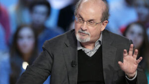 Em Teerã, só se ouve iranianos que aprovam ataque contra Salman Rushdie