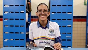 Aprovada em três universidades do exterior, estudante ganha passagem do Governo de Pernambuco