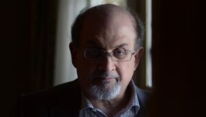 Salman Rushdie respira por aparelhos e pode perder um olho após ser esfaqueado nos EUA