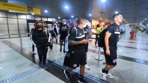 Sem presença de torcida, delegação coral desembarca no Recife