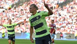 Haaland faz 2 e City estreia com vitória no Inglês; United perde em casa