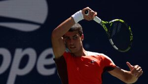 Alcaraz avança no US Open após abandono de argentino Sebastián Baez