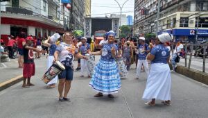 Mulheres saem às ruas do Centro do Recife em ato pela democracia