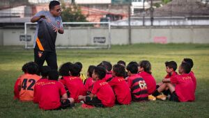 Proibida até a categoria sub-12, cabeçada no futebol gera debate