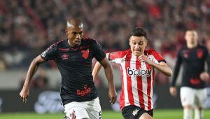 Com gol nos acréscimos, Athletico vence Estudiantes e garante vaga na semifinal da Libertadores