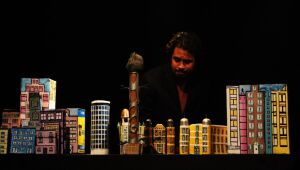 "O Mascate, a Pé Rapada e os Forasteiros": espetáculo cumpre temporada no Teatro Apolo