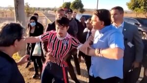 Confusão de Bolsonaro com youtuber no Palácio da Alvorada repercute na imprensa internacional