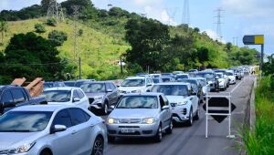 Após início da nova etapa de triplicação, motoristas enfrentam trânsito intenso na BR-232
