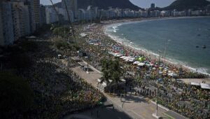 Maré verde e amarela invade Copacabana com a 'missão' de reeleger Bolsonaro
