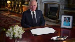 Monarquia britânica modificará coroa de Santo Eduardo para Charles III