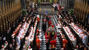 Caixão de Elizabeth II chega à Abadia de Westminter para o funeral de Estado