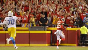 Com interceptação, Chiefs vira no último quarto e vence o LA Chargers na abertura da Semana 2 da NFL