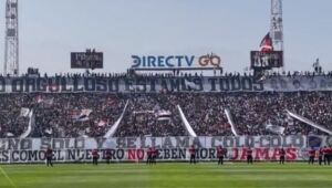 Estrutura de estádio do Colo-Colo cai e deixa 10 torcedores feridos; veja o vídeo do incidente