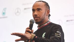 Lewis Hamilton detalha racismo na escola: "Não queria que meu pai pensasse que não era forte"