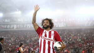 Mais de 20 mil torcedores recebem Marcelo em sua chegada ao Olympiacos