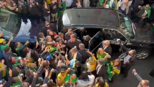 Bolsonaro improvisa comício eleitoral em uma Londres de luto por Elizabeth II