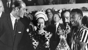 O jogo da Rainha: no Maracanã, Elizabeth II assistiu ao Rei Pelé fazer gol 900