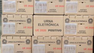 Urnas eletrônicas começam a ser distribuídas para os locais de votação em Pernambuco