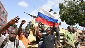 Manifestantes agitam bandeiras da Rússia após golpe de Estado em Burkina Faso