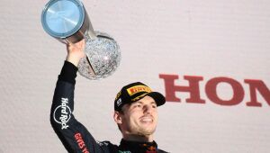 Verstappen vence GP do Japão e é bicampeão mundial de F1 após penalização a Leclerc