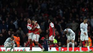 Arsenal recupera liderança da Premier ao vencer Liverpool, que segue em crise